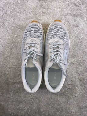 NWOT TOMS Gray Mesh Lace-Up Sneakers 7.5